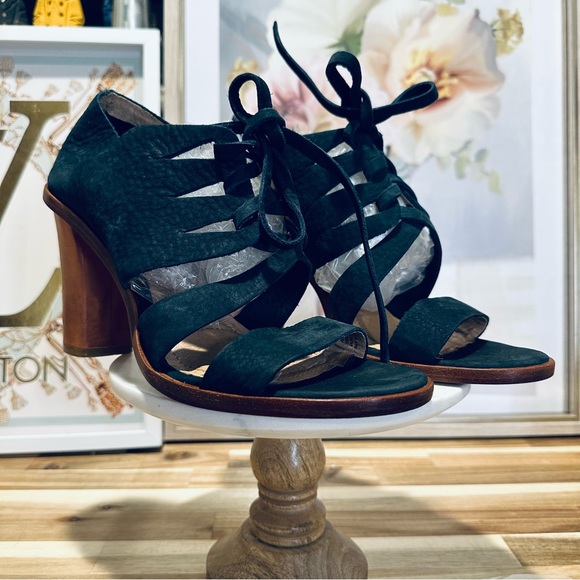 Frye - Sofia Tie On, navy super soft leather, size 8.5M, leather wrapped heel - Picture 12 of 12